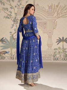 Vestido de Fiesta de Diseño en Seda Chinon Azul con Bordado y Estampado Digital, Estilo Anarkali con Falda - Product Image 3