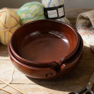 Bol à fil rond en bois, distributeur de fil fait main pour les passionnés de tricot, de crochet et de travaux d'aiguille - Product Image 4