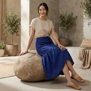 Hermosa falda midi cruzada con volantes de algodón hilado a mano en azul para mujer, con tela ligera, estilo moderno y ajuste cómodo. - Product Image 3