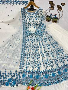 ชุดเดรส Anarkali ปักลายดอกไม้สีขาวและน้ำเงินสุดหรูสำหรับผู้หญิง – ชุดเดรสออกงานยาวดีไซน์เนอร์ - Product Image 6