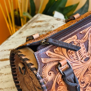 Bolso Bandolera de Cuero Genuino Venus Leathers, Estilo Western, Hecho a Mano, con Patrón de Letras y Flores, Cierre de Cremallera, 45-55cm, Gran Venta - Product Image 4