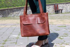 กระเป๋าโท้ทหนังแท้ทำมือสำหรับผู้หญิง ขนาดมาตรฐาน พร้อมซิปปิด ใช้ได้ทุกวัน รุ่น LTB-0206 - Product Image 2