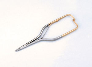Portaagujas Quirúrgico Oftálmico de Acero Inoxidable Microarrugado Antideslizante con Punta Fina Manual MO By Grip Surgical - Product Image 2