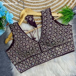 Blusa de Seda de Alta Calidad con Bordado y Lentejuelas en Patrón de Rayas, Lista para Usar y con Cuello en V, Proveedor y Exportador Mundial - Product Image 5