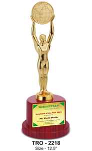 Figurine humaine tenant un globe et un trophée doré sur base en bois pour la reconnaissance de l'excellence lors d'événements d'entreprise - Product Image 2