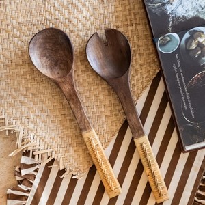 Juego de utensilios de madera de acacia ecológicos al por mayor de fábrica con mango de ratán tejido, espejo, apto para lavavajillas, ideal para regalos. - Product Image 1