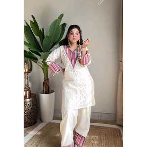 Magnifique ensemble coordonné en satin bohème pour les fêtes, taille XS, avec travail de broderie et manches trois-quarts, parfait pour les tenues de soirée - Product Image 4