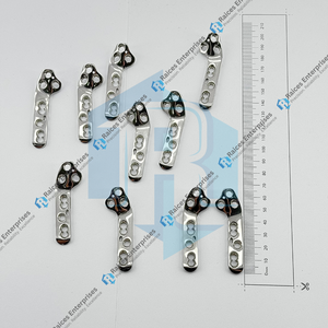 Placas de Bloqueo TPLO de Alta Calidad de 3.5mm, Tamaño Pequeño, Juego de 2 Piezas, Precontorneadas, Estilo Voi 316L para Cirugía Veterinaria en Gatos y Perros - Product Image 2
