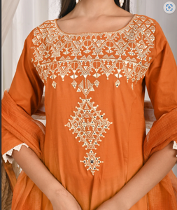 Conjunto de Kurta en Línea A con Bordado Amarillo Azafrán y Dupatta Bandhej - Product Image 5