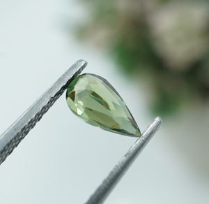 พลอยไพลินสีเขียวอมฟ้าธรรมชาติทรงหยดน้ำ ขนาด 7.4x4x3 มม. น้ำหนัก 0.63 กะรัต สำหรับทำเครื่องประดับที่ไม่เหมือนใคร - Product Image 6