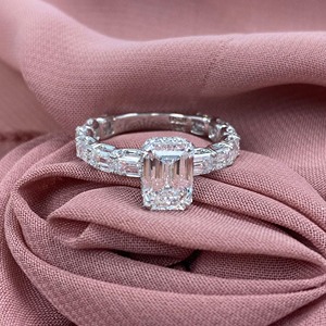 Anillo de Compromiso con Diamante Cultivado en Laboratorio, Corte Esmeralda, 4.60ctw, Oro Blanco de 14K, Banda de Eternidad, Joyería de Lujo para Novia - Product Image 3