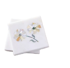 Dessous de verre carré en marbre blanc fait à la main avec incrustation de vadrouille florale élégant dessous de verre en pierre naturelle marbre décoratif de luxe - Product Image 1