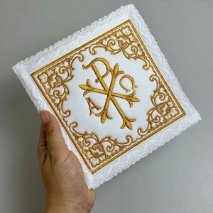 Copa litúrgica bordada a medida con símbolo Chi Rho dorado y borde de encaje - Product Image 3