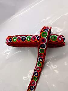 ผ้าลูกไม้กัมธีสีสันสดใสพร้อมลวดลายปักประณีต ใช้กันอย่างแพร่หลายสำหรับขอบผ้าส่าหรีและชุดงานเทศกาล - Product Image 3