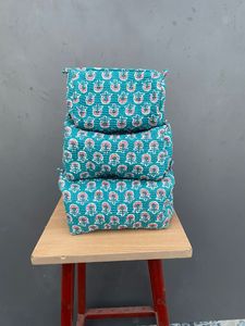 Ensemble de trois oreillers décoratifs en coton à motifs floraux, style bohème, sacs de plage et de voyage peints à la main avec fermeture éclair - Product Image 3