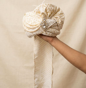 Turbante Indio Pre-Atado Safa para Novio, Color Blanco Dorado, con Broche de Pluma Kalgi, Accesorio Nupcial Premium - Product Image 2