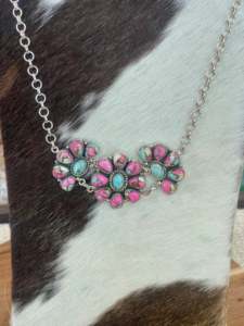 Bague de fiançailles ovale sertie halo pavé, avec pierre centrale de plus d'un carat, en or jaune, blanc, rose et platine 18 carats. - Product Image 3