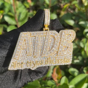 Colgante Personalizado con Letra Inicial de Moissanita Iced Out, Chapado en Oro de 18K, Temática Hip Hop, Doble Tono - Product Image 1