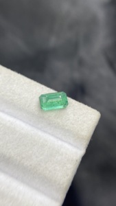 Esmeralda Zambiana Natural Certificada, Corte Octogonal, con Buen Brillo, Piedra Preciosa Suelta para Joyería, 1.93 Quilates - Product Image 2