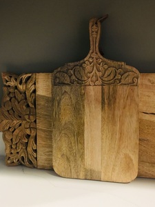 Planche à découper élégante en bois de manguier avec détail décoratif en forme de couronne, surface épaisse et durable, adaptée aux aliments, plateau de service pour la cuisine - Product Image 2