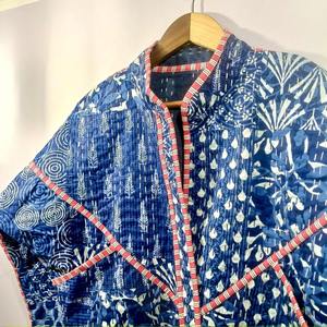 Chaqueta corta acolchada de invierno Kantha azul |   Abrigo Reversible de Algodón con Estampado Floral y Cierre de Botones de Cuerno - Product Image 5