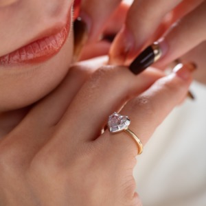 Anillo de Diamante de Laboratorio en Forma de Corazón de 1 Quilate, Oro Amarillo de 14K para Mujer, con Engaste de Bisel en Oro Blanco, Estilo Moderno - Product Image 6