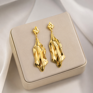 Boucles d'oreilles pendantes Sstringz Exim en laiton plaqué or pour femme, motif feuille géométrique irrégulier, tendance, longues, vente en gros Delhi - Product Image 1