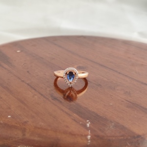 Bague en or rose 14 carats avec saphir bleu en forme de poire, halo et accent de diamants, design floral vintage, bijoux fins pour femme, finition polie, cadeau idéal - Product Image 3