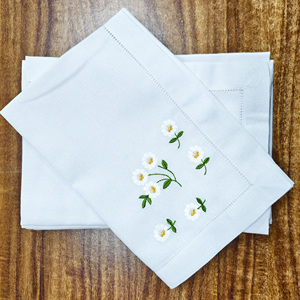 Serviettes de table en coton blanc en vrac avec broderie florale - Product Image 2