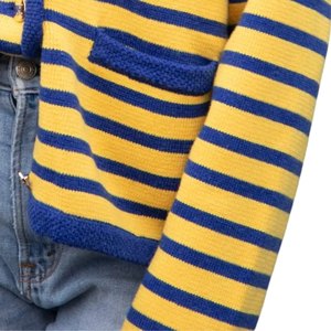 Cárdigan a Rayas Sigma Gamma Rho, Suéter Amarillo y Azul con Botones para Mujer, Estilo Casual de la Hermandad Griega, Tejido Premium - Product Image 5