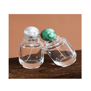 Flacon de parfum élégant en verre transparent 100 ml, de forme ronde et doté d'un bouchon à sertir, offrant une commodité de recharge et une grande durabilité. - Product Image 6