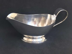 Salsera Moderna Esculpida para una Colección de Cocina Elegante - Product Image 1
