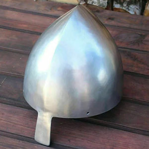 Casque nasal normand médiéval, armure de guerrier, style antique, plaqué argent, acier doux, doublure en cuir, poli, décoration d'intérieur - Product Image 1