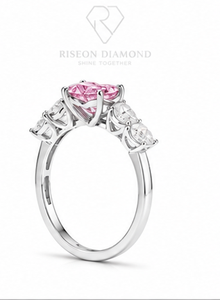 Bague de fiançailles romantique en or blanc 18 carats avec diamant rose en forme de cœur, trois pierres, accentuations latérales taille poire cultivées en laboratoire, bijoux de luxe - Product Image 5