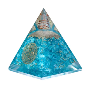 Pyramide en fluorite bleue incrustée d'orgonite, décoration d'intérieur, artisanat en pierre semi-précieuse - Product Image 1