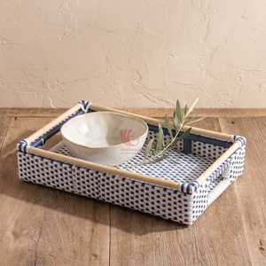 Plateau de service minimaliste en bambou tressé, rectangulaire, bleu et blanc à carreaux, avec poignées, panier de rangement pour vaisselle - Product Image 1