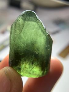 Lote de Cristales Verdes de Peridoto Rutilado Natural en Bruto con Inclusiones Rutiladas Raras, Calidad de Corte para Facetado - Product Image 6