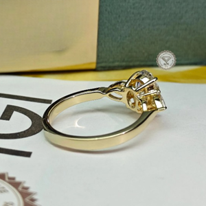 Anillo de Compromiso de Tres Piedras con Diamante Ovalado Cultivado en Laboratorio de 3.10 TCW en Oro de 14K, Certificado IGI, Joyería Nupcial de Lujo para Mujer - Product Image 3