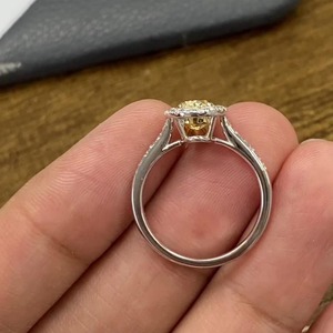 Anillo de Compromiso con Halo y Diamante Ovalado Amarillo de 1.50ct, Cultivado en Laboratorio, Diseño Moderno, Oro Blanco de 14K, Certificado IGI, Fino - Product Image 4