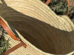 Panier en paille marocain fait main avec poignées en cuir - Product Image 3
