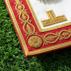 Écusson carré classique maçonnique brodé en 3D personnalisé avec bordure rouge et franges dorées, à coudre sur vêtement - Product Image 4