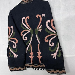เสื้อแจ็คเก็ตถักสไตล์วินเทจ คอจีน ลายปักดอกไม้ด้วยมือ แขนยาว ทรงหลวม ใส่ได้ในช่วงฤดูใบไม้ร่วง - Product Image 4