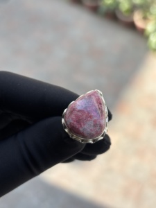 Bague en argent sterling avec thulite naturelle, sertie clos, best-seller pour mariages, fiançailles et occasions festives en Inde - Product Image 2