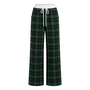 Pantalon de détente large en flanelle à carreaux vert et noir pour femme, avec taille haute élastique, cordon de serrage et poches latérales, idéal pour la détente ou comme vêtement de nuit décontracté - Product Image 1