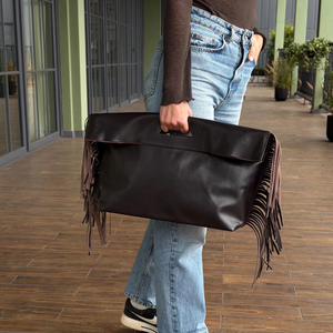 Elegante Bolso Clutch de Cuero Marrón con Flecos – Pieza de Diseño Estilosa para Uso Diario y de Viaje - Product Image 1
