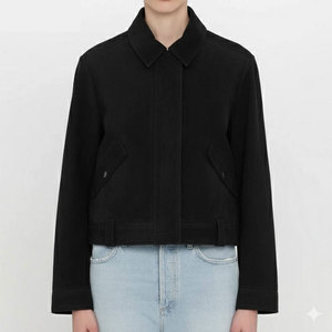 Chaqueta Bomber Negra de Algodón para Mujer, Cuello Camisero, Manga Larga, Bolsillos con Parches, Estilo Minimalista Otoñal, Corte Corto - Product Image 1