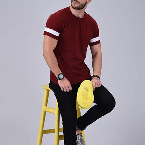 เสื้อยืดแขนสั้นผู้ชายสีแดงเลือดหมู คอกลม ผ้าถัก สไตล์ลำลอง สีพื้น แต่งขอบตัดสี - Product Image 2