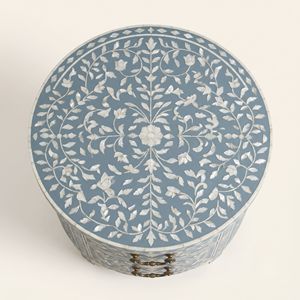 Mesita de Noche Redonda Azul Claro de Lujo con 2 Cajones, Mesita de Noche con Incrustaciones Florales Hechas a Mano, Muebles Vintage para Dormitorio - Product Image 3