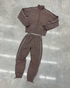 Fabricants de vêtements : Ensemble survêtement personnalisé pour hommes, comprenant un sweat à capuche réfléchissant 3M et un pantalon de survêtement en nylon coupe-vent - Product Image 1