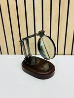 Loupe vintage en laiton noir réglable sur base en bois |   Loupe de bureau classique